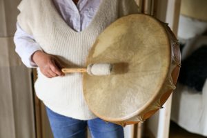 Les bienfaits du tambour en soins sonores - Ghislaine Fouville